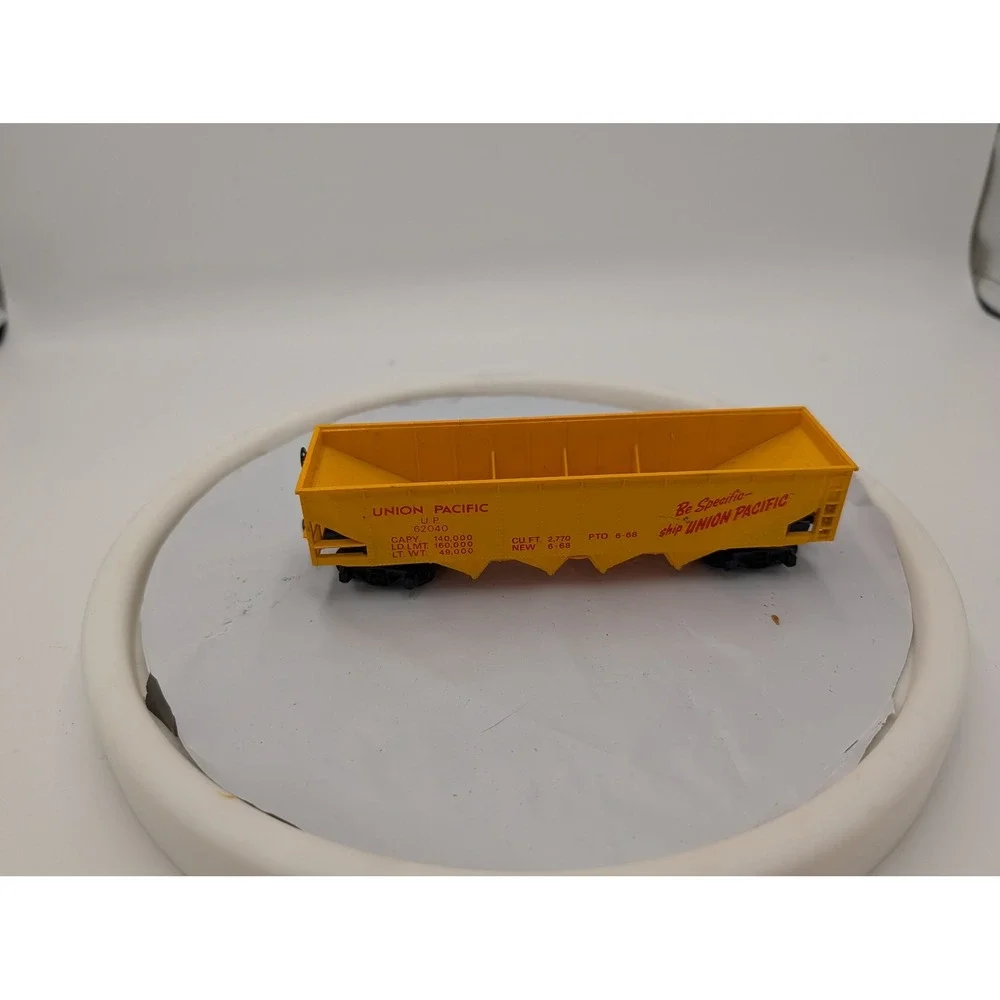 Union‎ Pacific HO Scale Triple Hopper Car UP 62040 Yellow Rolling Stock